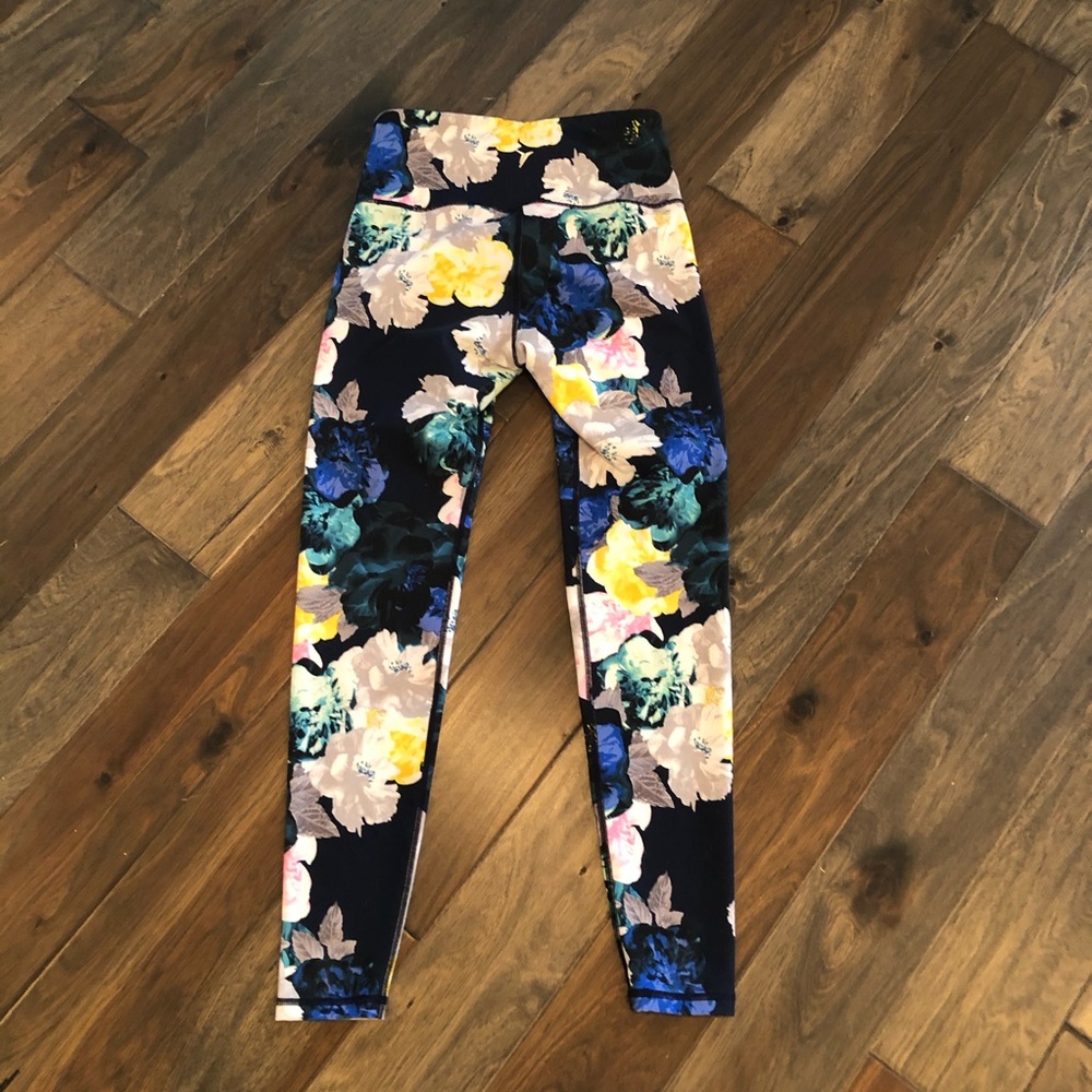Old Navy High Waisted Elevate Compression Leggings - Picture 3 of 3